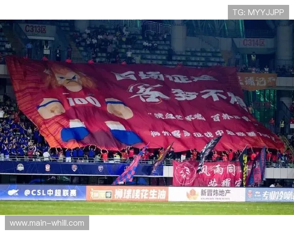 加拉塔萨雷主场球迷展示巨型TIFO：致敬传奇门将穆斯莱拉，营造恐怖主场